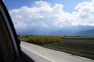 车窗外的田野与蓝天白云
