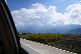 车窗外的田野与云山景色