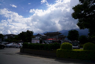 小镇街景蓝天白云绿树