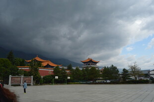乌云下的中式建筑广场