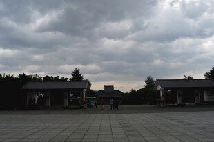 阴天的中式建筑广场