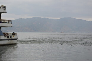 游船于山水间悠然航行