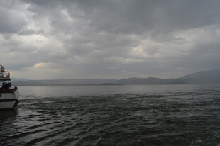 海上孤舟迎风雨