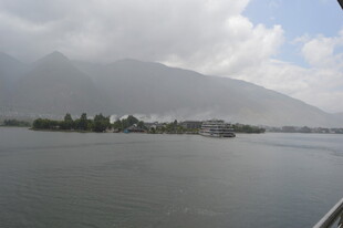 湖畔远山景 静谧风光