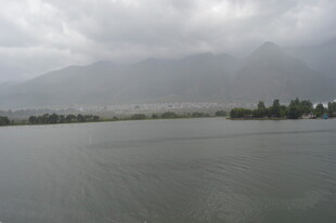 湖畔远景 云雾缭绕山水间