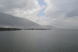 云雾笼罩下的宁静湖景