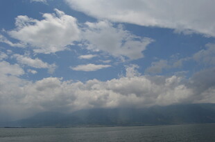 蓝天白云下的辽阔水域