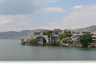 湖畔古桥与山水相依