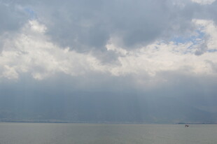 阴云笼罩下的平静水面