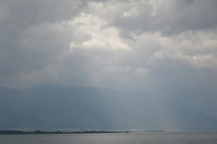 云隙间洒下的天光美景