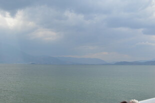 湖畔云景 天光洒落水面