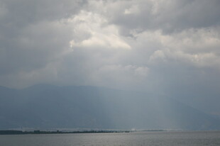 云隙间洒下的天光美景