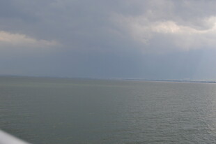 海上阴云密布的壮阔景象