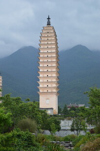 古塔矗立青山绿树间