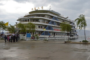 江边大型游轮停靠场景