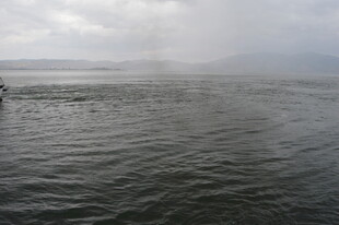 海上雾景 一人孤影