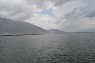 湖畔远山 云下静谧水域