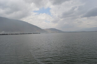 云雾笼罩下的山水湖泊