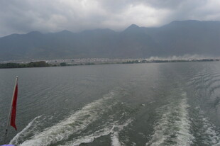 湖面行舟泛起白色浪花