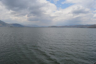 广阔湖面与远处山峦风景