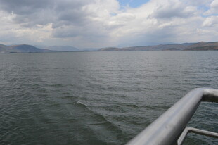 船中视角的辽阔水域风光