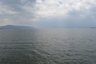 广阔湖面与远处山峦景观