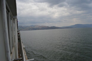 船边海景 阴云下的广阔水域