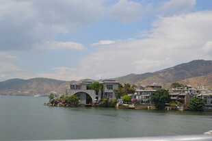 湖畔依山而建的美丽村落