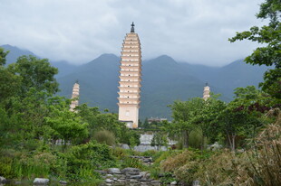 山林间的巍峨古塔
