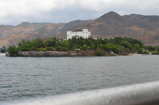 孤岛上的白色建筑