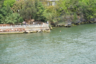 河畔风景 岸边停泊船只