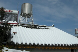 屋顶覆雪的传统建筑