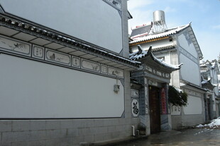 古巷白墙民居景致