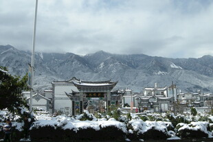 雪覆古村与远山美景