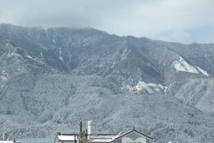 雪覆山峦下的村落景观