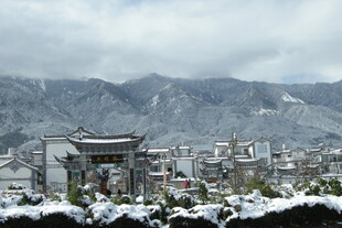 雪覆古城镇 远山云雾间