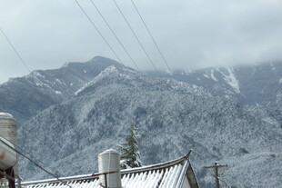雪覆山峦的冬日景致