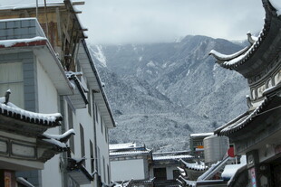 雪覆古巷与远山