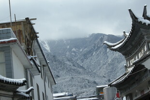 雪覆古建与远山美景