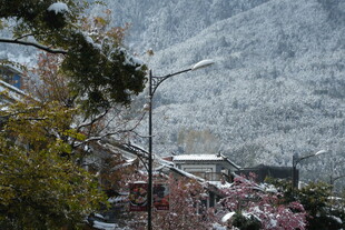 雪覆山村景色