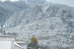 雪覆山峦间的静谧景致