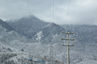 雪覆山峦间的电力设施