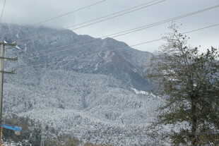 雪覆山峦的冬日美景