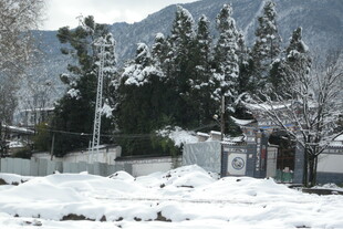 雪覆山村景