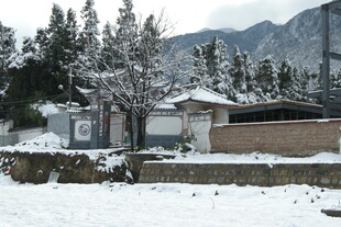 雪覆山居景