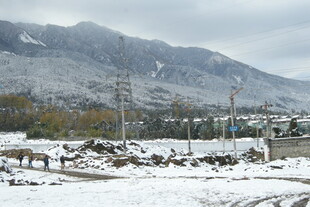 雪覆山村 静谧冬日景象