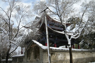 雪覆古亭尽显冬日韵味