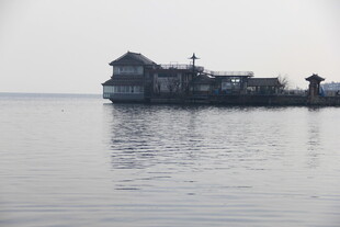 海上孤船 静谧水面景象