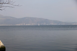 宁静湖面与远处山峦景色