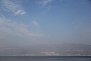 蓝天远山风景图